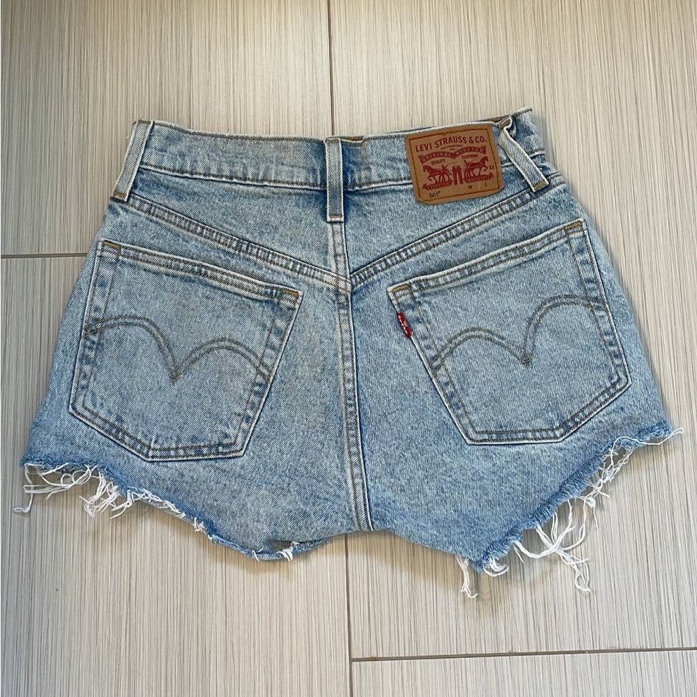 Levi light blue distressed boyfriend short